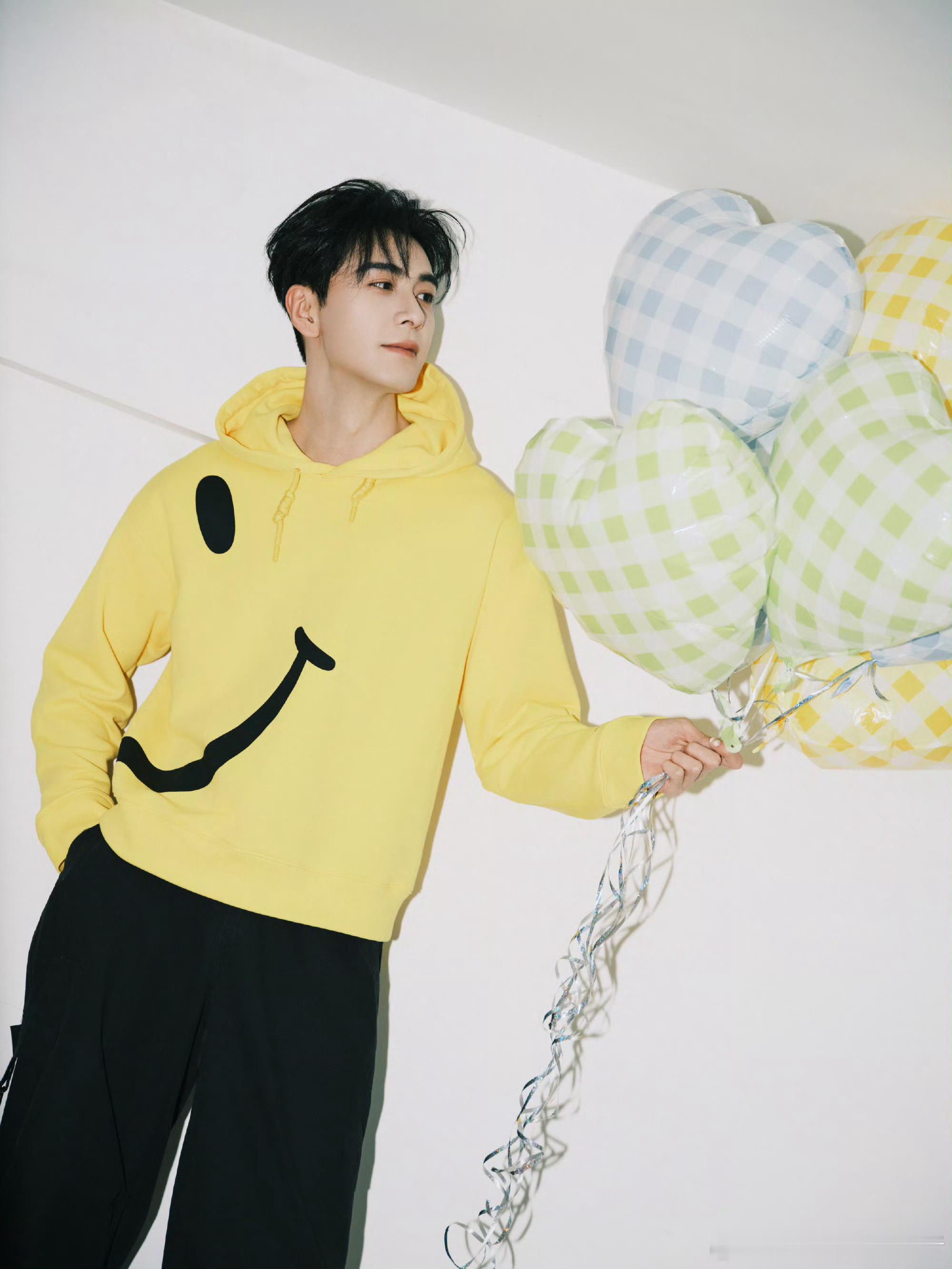 陈星旭情人节营业照，穿嫩黄色简直是青春男大来的