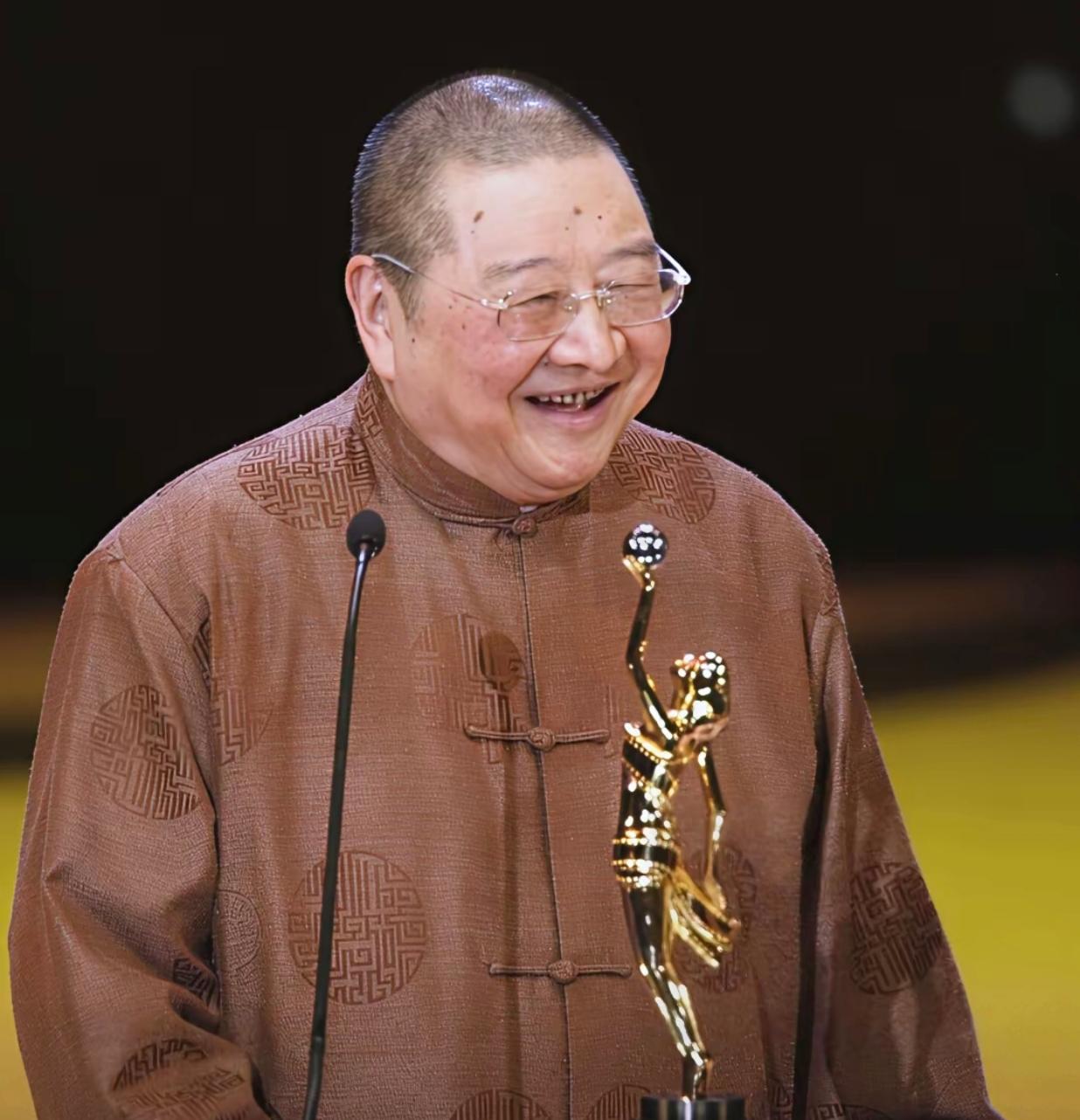 一个被七十多种病缠身的84岁老头，用一个玩笑就把死亡请下了神坛
就在协和医生那句