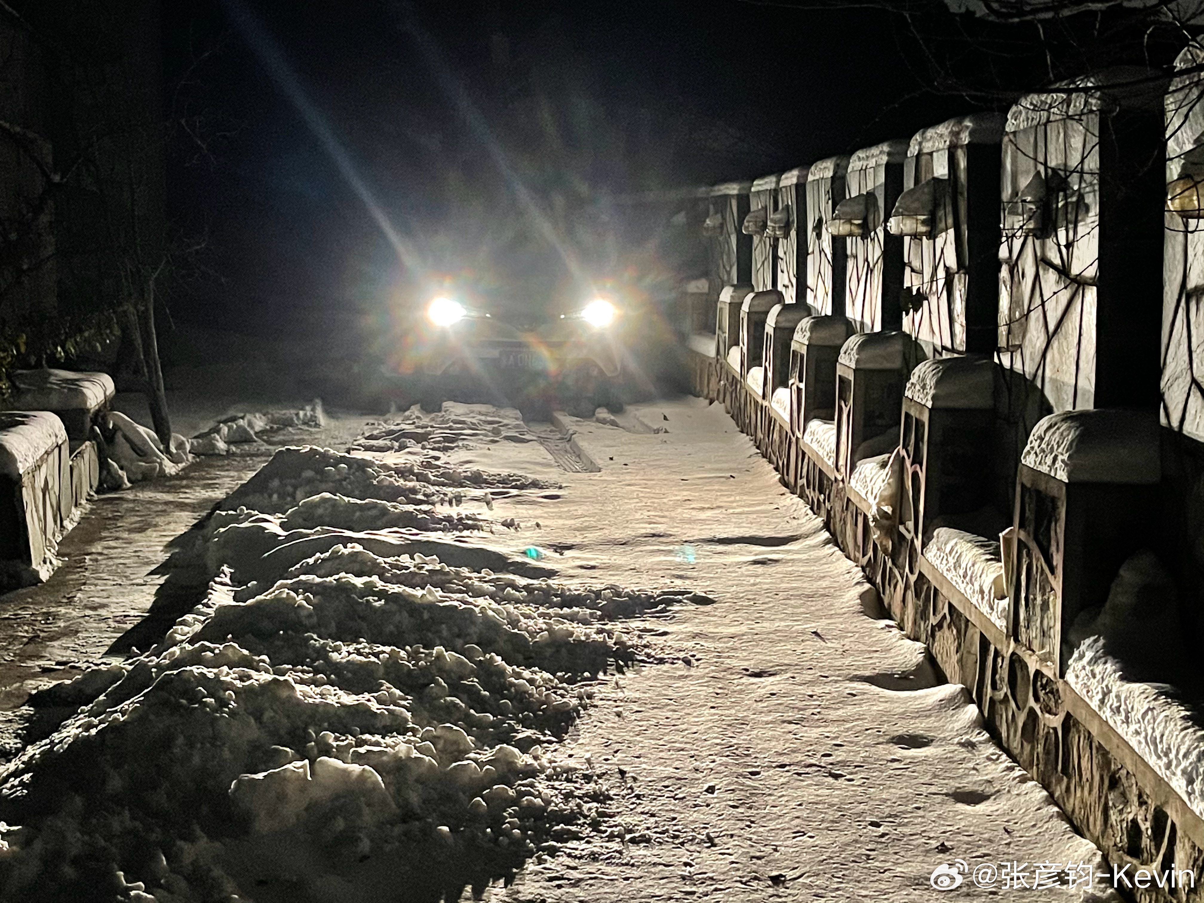 这可能是我从加拿大回来以后，在北京见过最大的一场雪，路面上完全结冰，冰面上的雪能