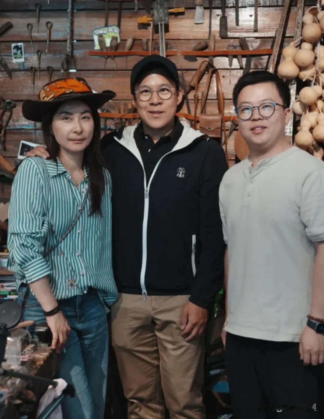 果然啊，相爱的人生活久了，就会越长越像。
霍启刚和郭晶晶，现身新疆伊犁一间手工艺