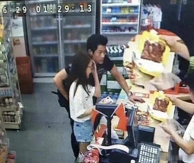 郭富城对老婆方媛，真是打心底里的宠爱啊，嘻嘻还记得2018年，郭富城随老婆方媛回