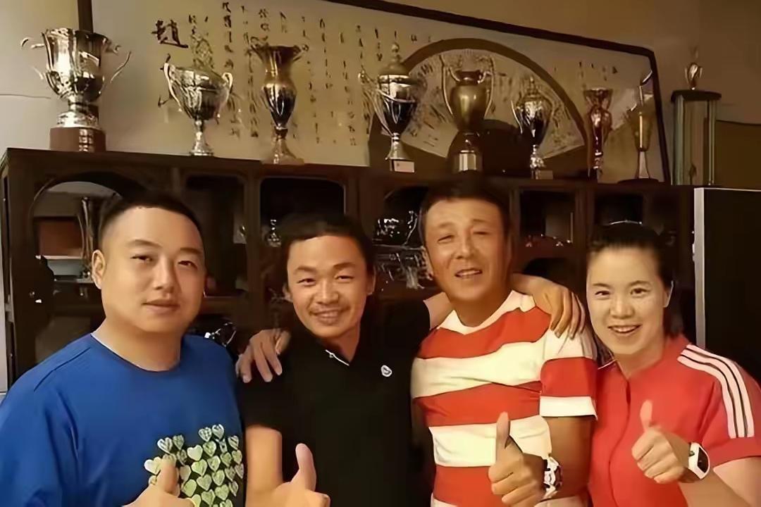 这张合照拍摄于乒乓球大满贯得主王楠家中，画面最抢镜的不是气色盈和的刘国梁；也非穿