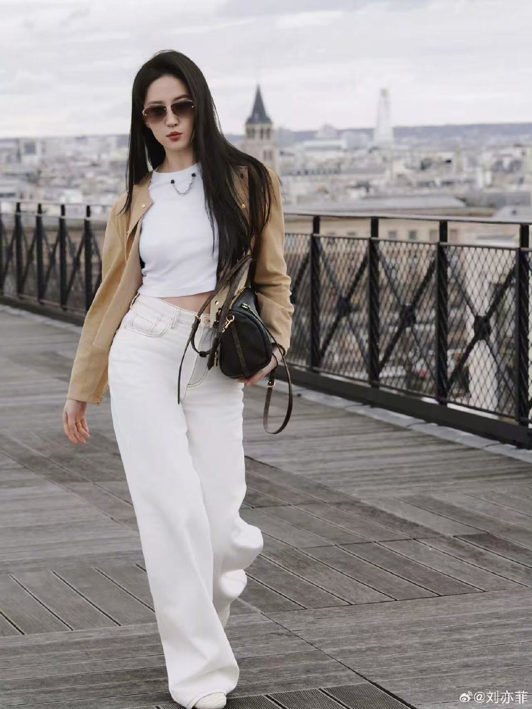 刘亦菲巴黎街拍走姿刘亦菲走姿 刘亦菲巴黎街拍走姿 