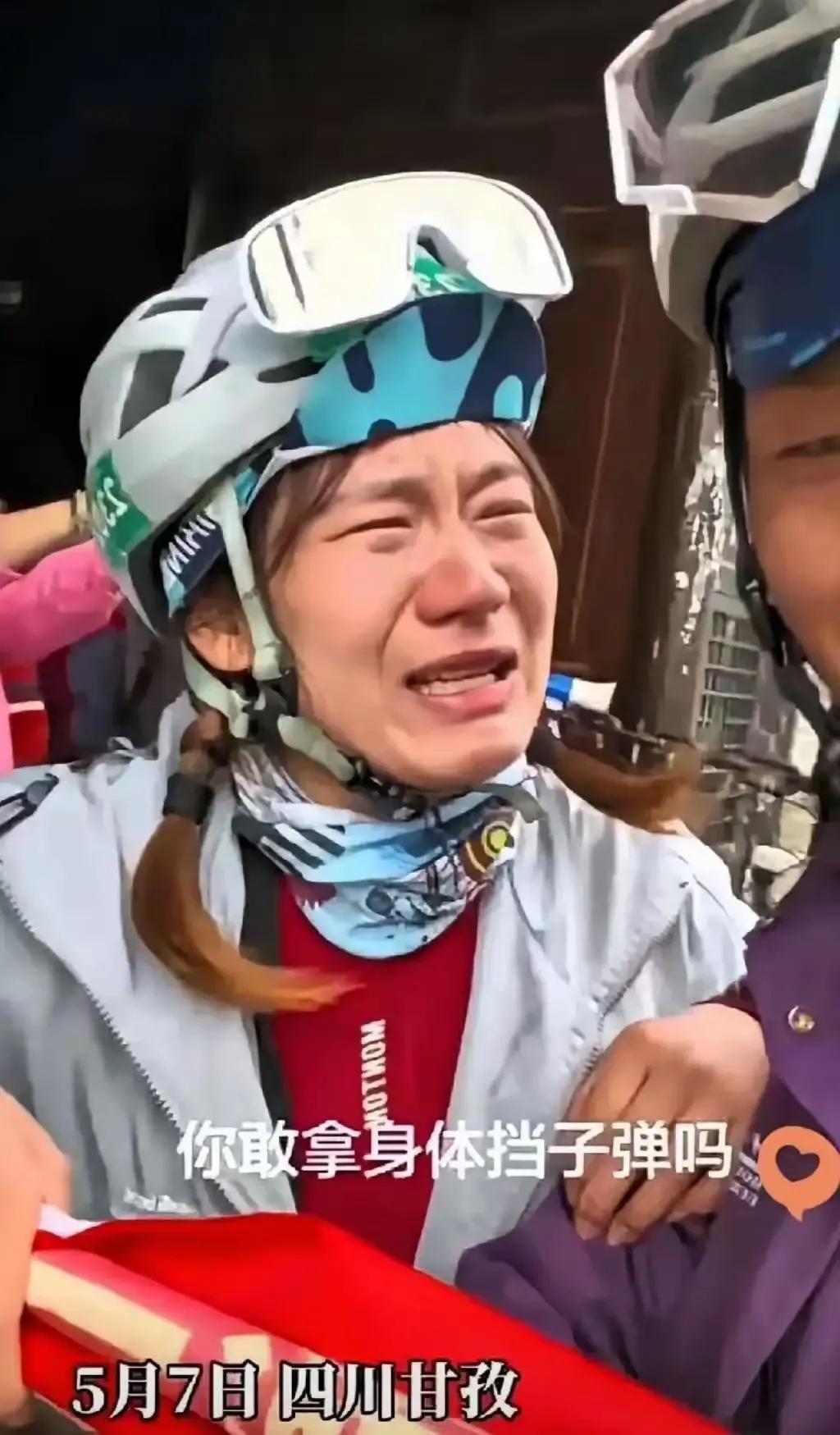 5月7日四川泸定桥上，一女子突然泪洒当场，只因她问老公“你敢拿身体挡子弹吗？”随