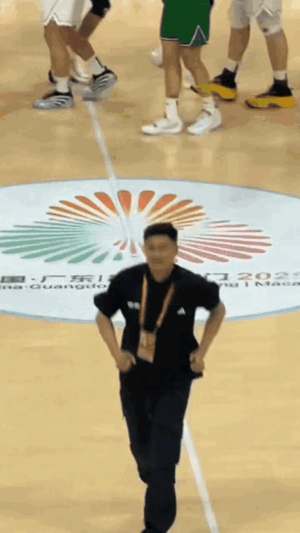 杜锋在场内听见省书记叫唤自己，二话没说放下手头工作，一路小跑跑过来，来到场边麻利