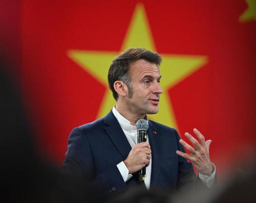 马克龙回国后，12月7日接受《回声报》的独家采访，马克龙警告说：“中国正在打击欧