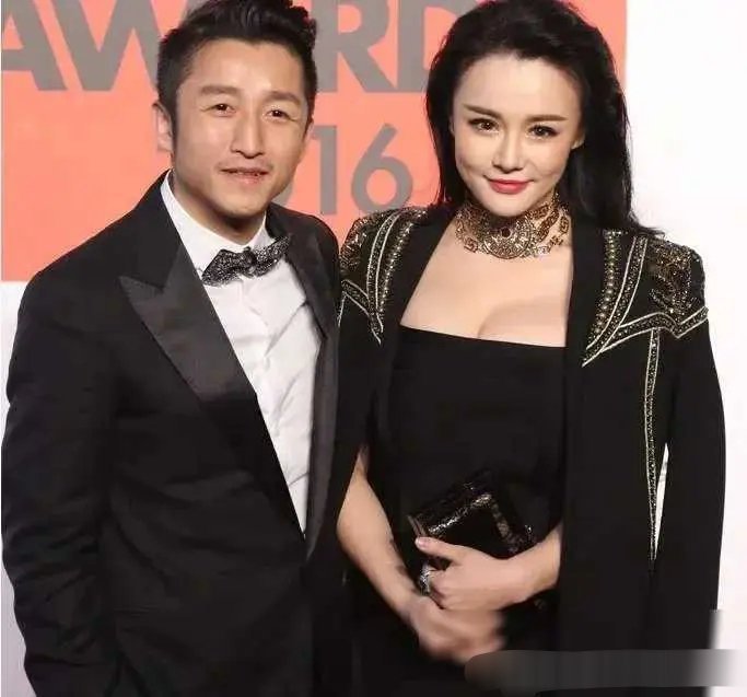 以前以为她搭上拳王，是因为长得漂亮身材好。现在才知道原来是邹市明确实高攀了她 ​