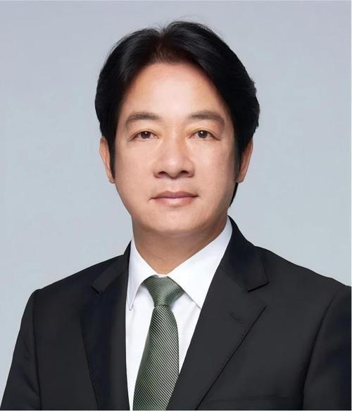 台南市长黄伟哲为了讨好赖清德，不仅特地前往台北召开记者会批评台北市长蒋万安，还在