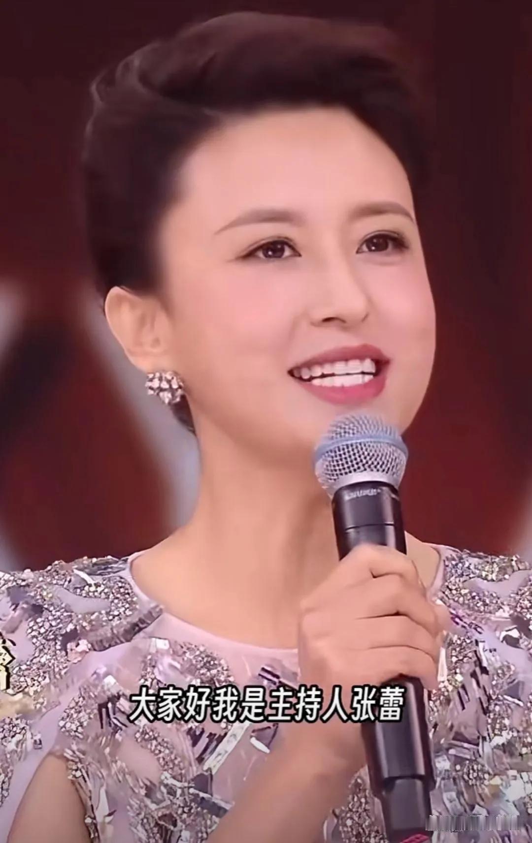 不白等，终于回归！央视离不了她，水平那叫一个棒！张蕾的人气不比董卿小，人长得漂亮