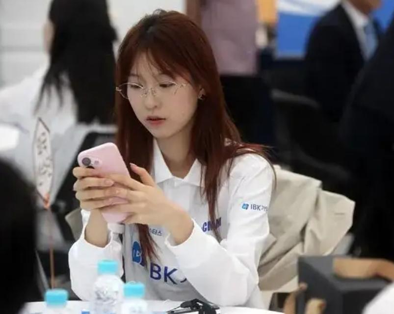 lBK世界女子围棋大师赛：
最新战况~韩10中4日2
焦点~ 小魔女VS金少女