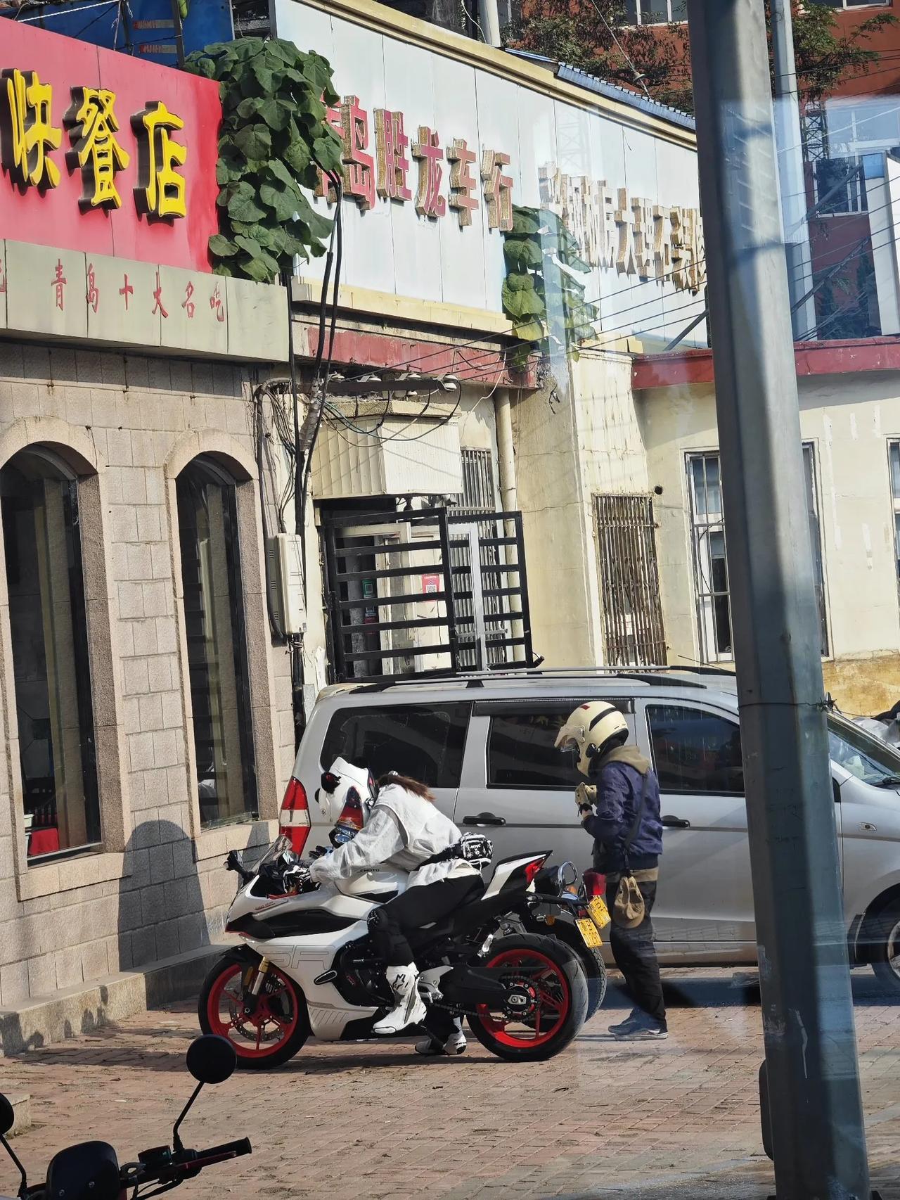 自从家庭轿车和电动助力车盛行之后，感觉骑摩托车的少多了，特别是很多城市的特定路段
