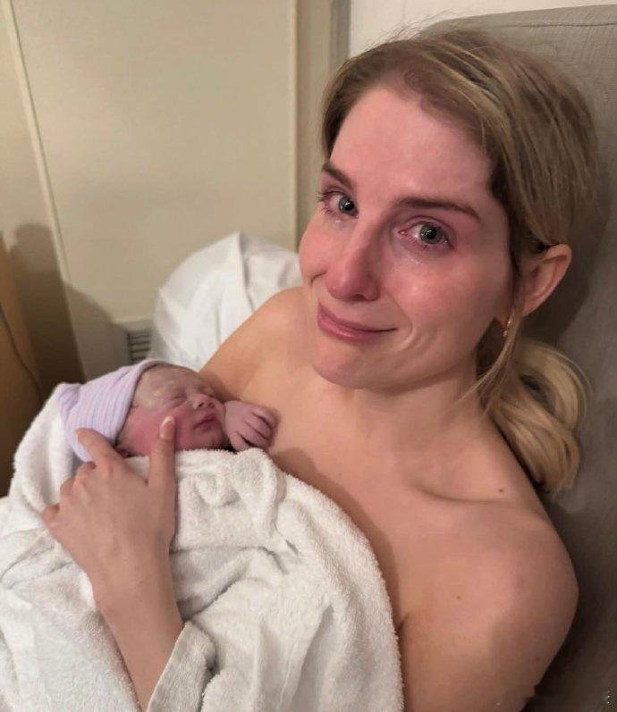 梅根崔娜女儿出生 据外媒，歌手梅根·崔娜通过代孕方式喜获千金，并为女儿取名迈奇·