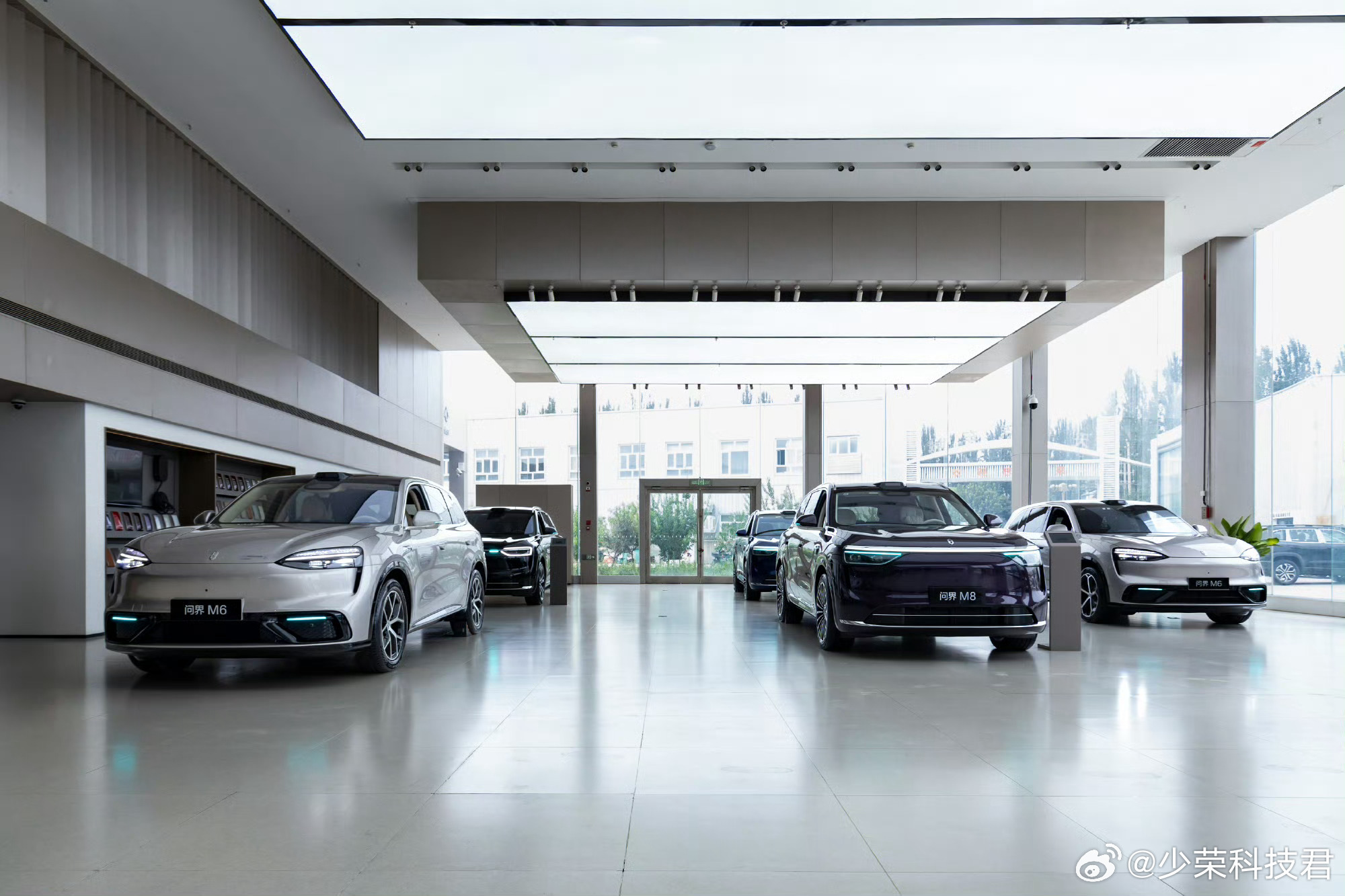 赛力斯张兴海前往祖国西陲问界喀什用户中心与用户共话新豪华，不得不说张总对于听取用
