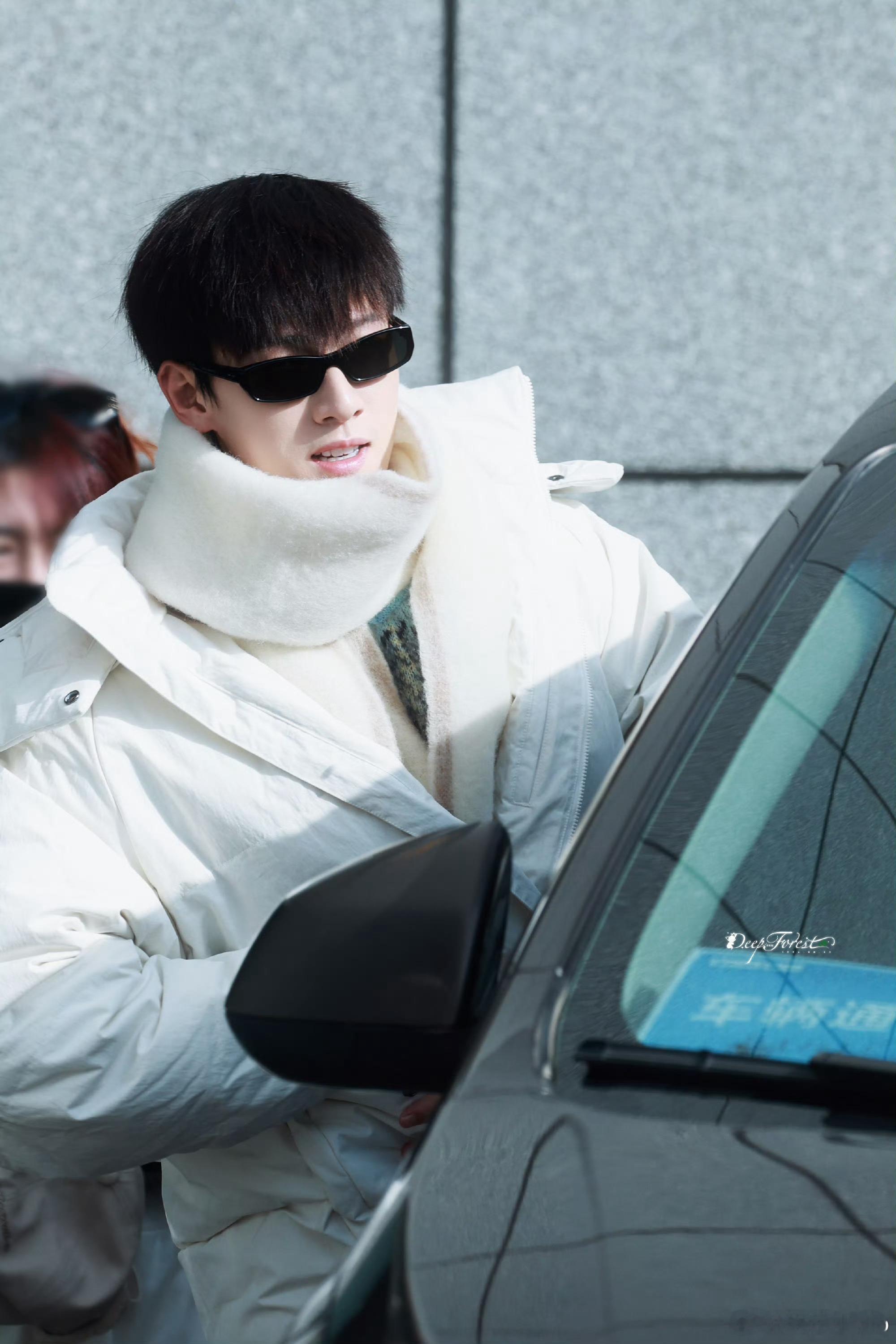 李昀锐新疆到达路透，穿得像个糯米团子一样就出来了期待奔跑吧的录制 