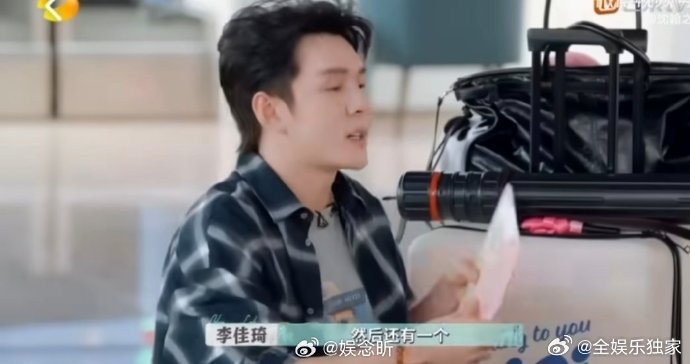 李佳琦带的不是行李箱是百宝箱被李佳琦的行李箱细节戳到了！便利贴、纸笔、计算器全安