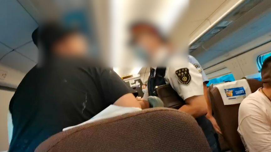 【老人高铁霸座称座位先到先得：被霸座者无奈弃座 老人到站后下车】据封面新闻7月5