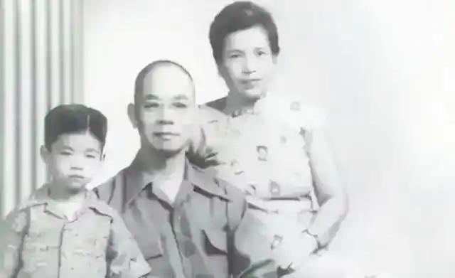 一个女人，绑上过三个男人，生下两个后来搅得台湾政坛鸡飞狗跳的儿子。29岁，一夜之