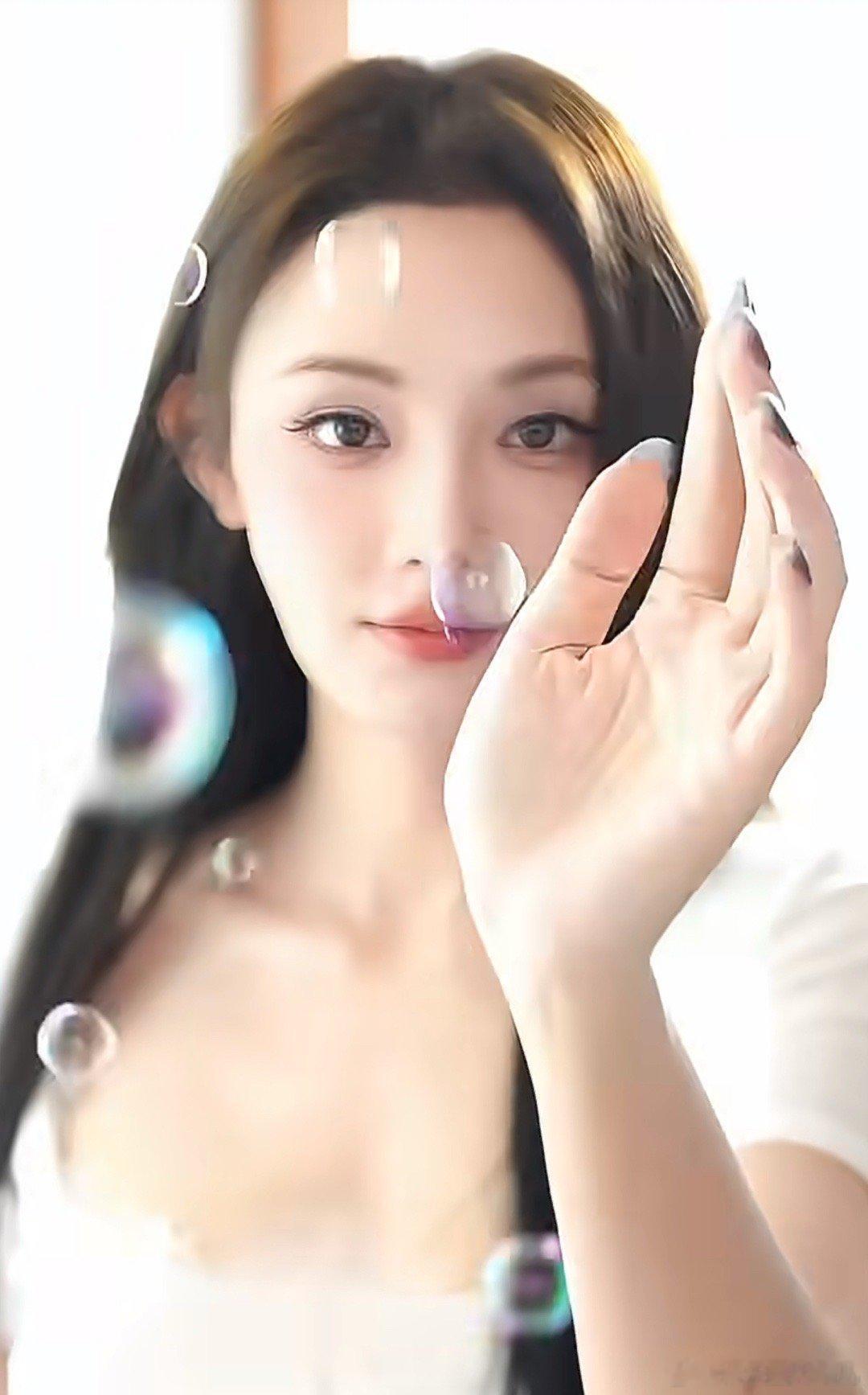 你是彭小苒那她是谁 彭小苒的跨度也太大了！时而清纯可爱让人心动，时而端庄艳丽让人