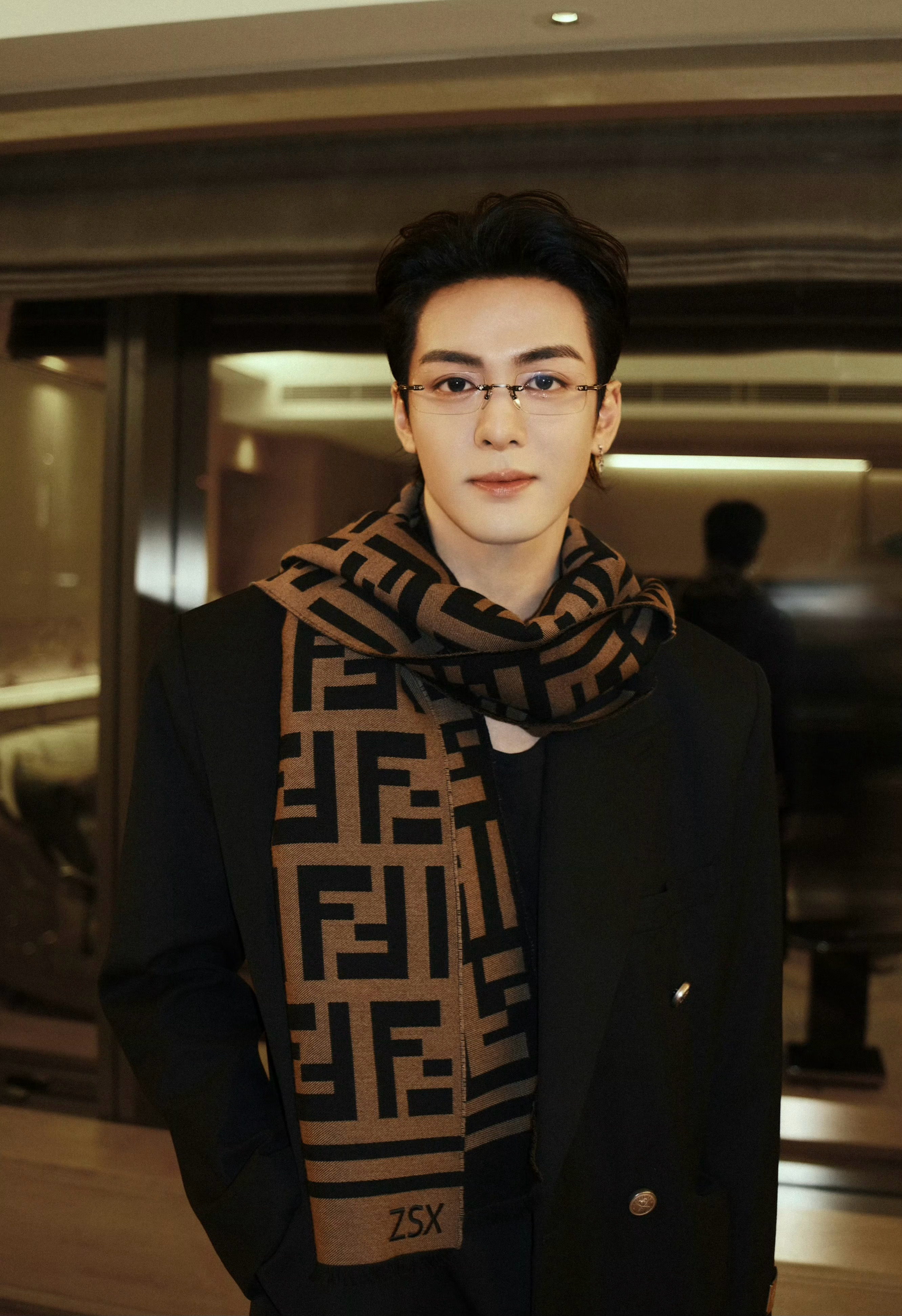 曾舜晞 X FENDI｜曾舜晞帅气演绎FENDI定制款围巾，除了手握合约的DeB