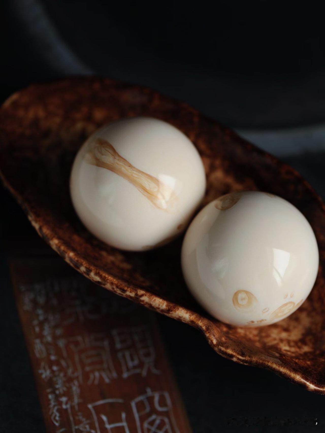 冰河万年的痕迹，被时光凝成一对天然“眼”。

猛犸牙瘤疤肌理浑然天成，圆润饱满，