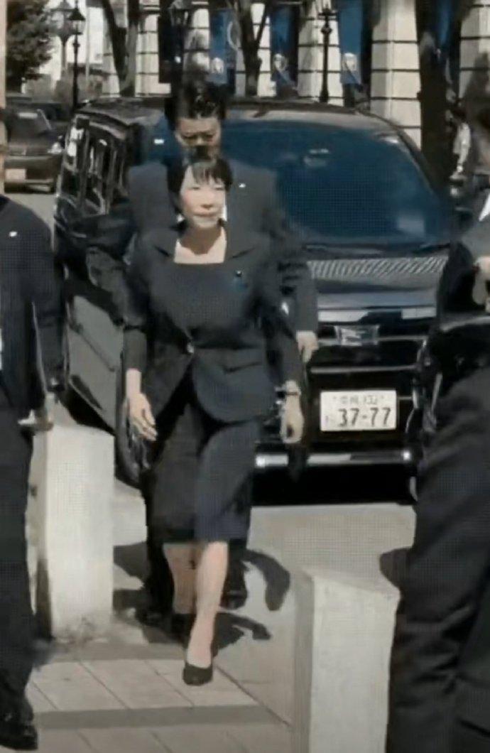 高市早苗的车牌号是“37-77”，这是不是一个巧合？还是有心为之，另有所指。
