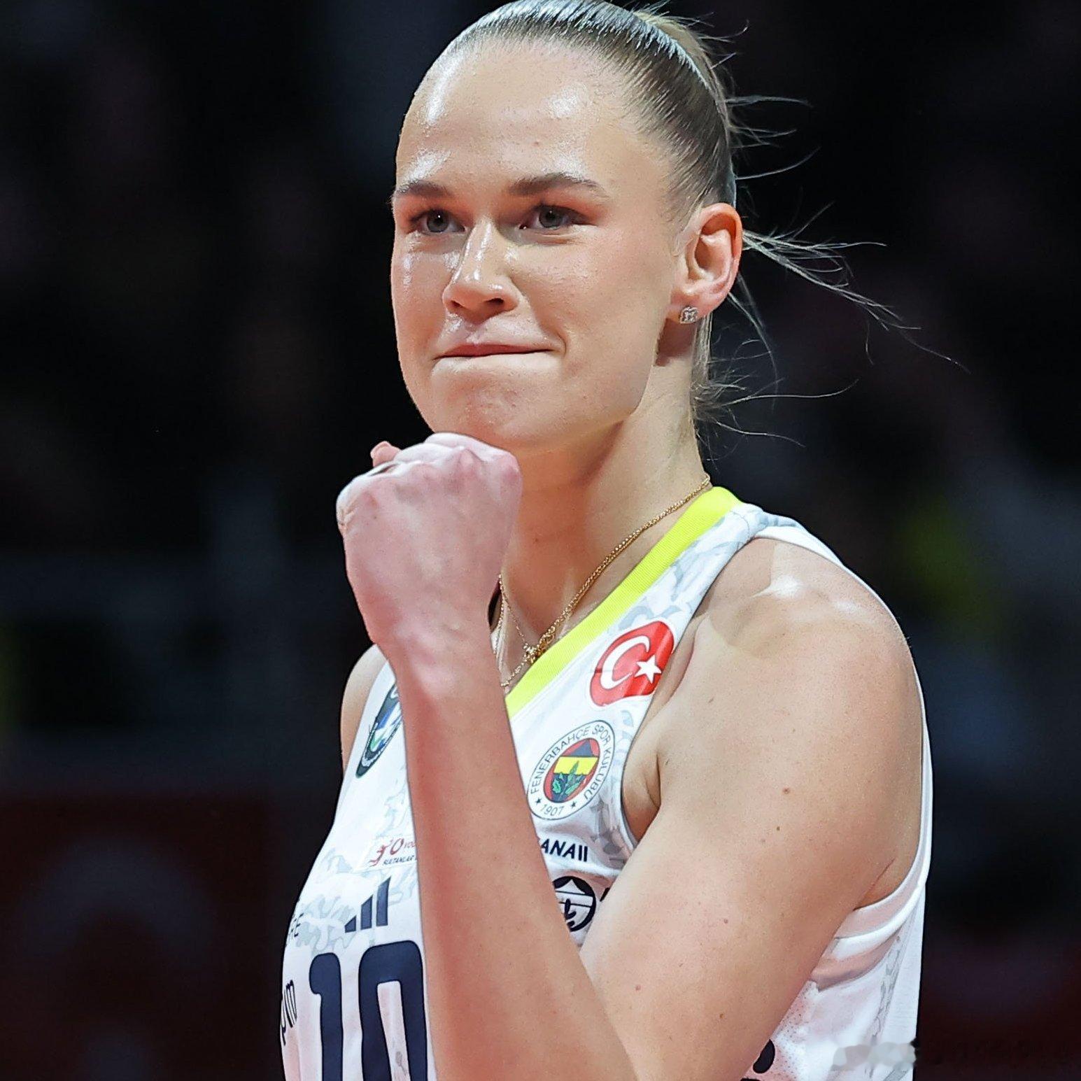 ❓同为2004年出生、各自国家队和俱乐部左翼主要进攻人——亚历山德拉.乌泽拉茨和