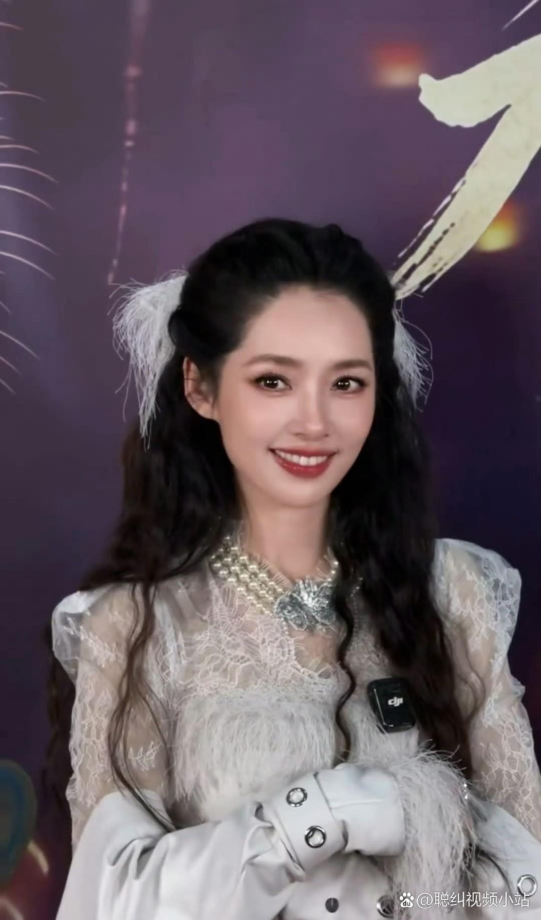 郭碧婷在湖南卫视元宵喜乐会上这身造型好漂亮啊！感觉她瘦了好多，状态一下子就回来了