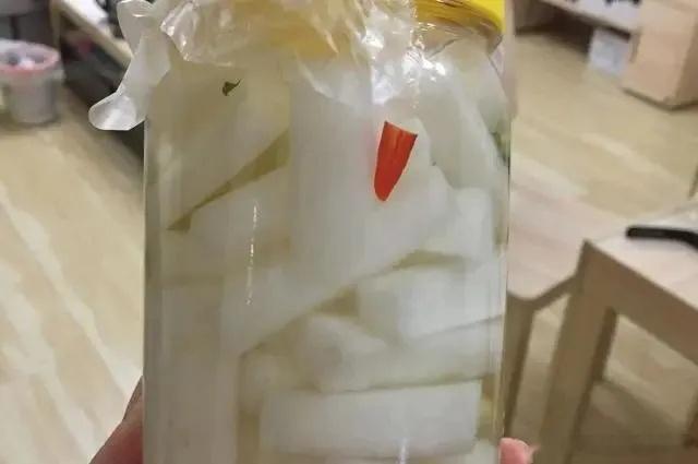 #食养中原[超话]#醋泡萝卜——消积滞功效：消积滞、升阳气。材料：白萝卜2~3条