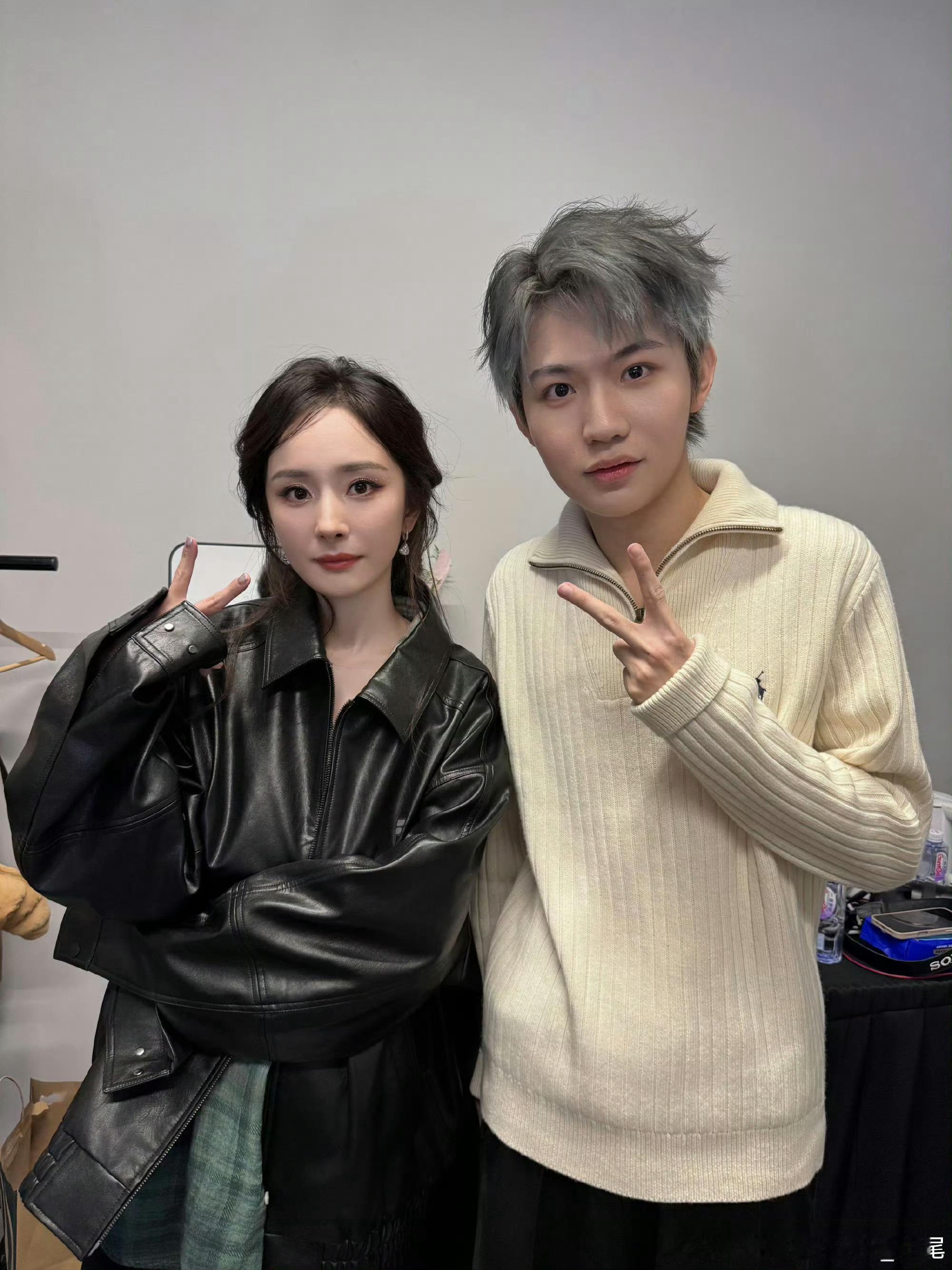 我不中了杨幂跟个人形立牌一样[泪奔] ​​​