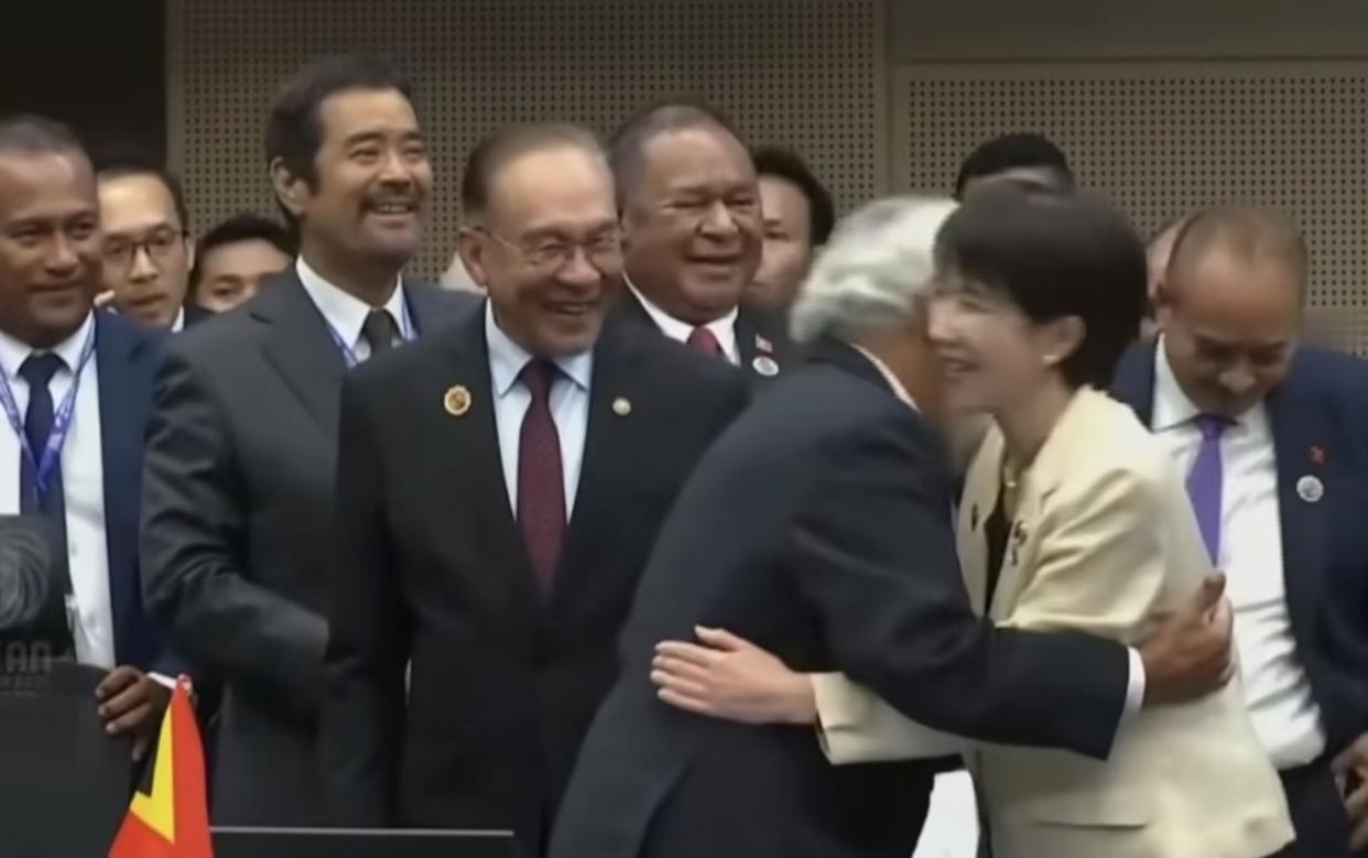 为什么高市早苗到那里都会出现花边新闻，到美国拥抱特朗普，参加东盟峰会与东帝汶总理