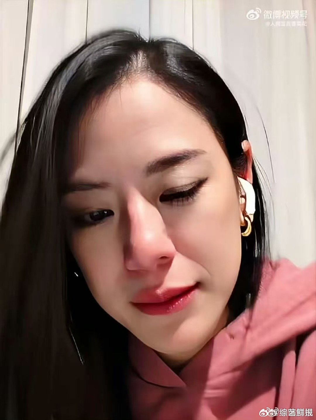 江语晨直播哭了纵然深陷官司困扰，江语晨依旧心心念念粉丝，直播真情流露，压抑已久的