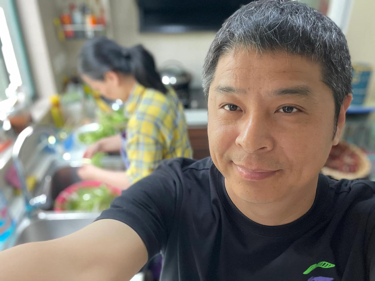 今天在家吃饭，我帮老婆洗菜了！[呲牙]男人要主动烧菜干家务，才能知道老婆很辛苦！