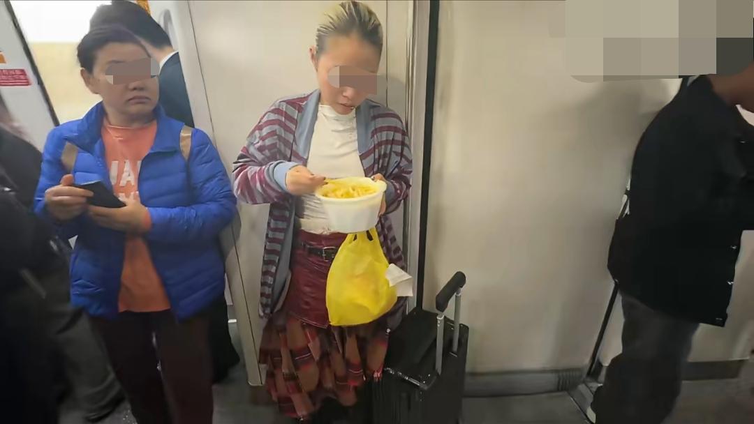 上海地铁上，网友发视频曝光一年轻女子沉浸式嗦粉的全过程……
视频显示，当时车厢内