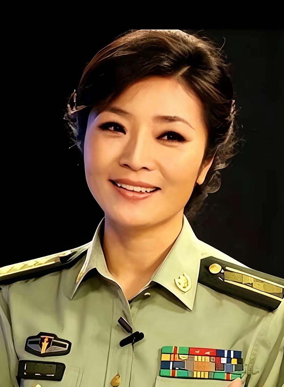 这位女军人是谁？
你们认识她吗？
她的歌声可以比宋祖英、谭晶媲美，她穿着军服格外