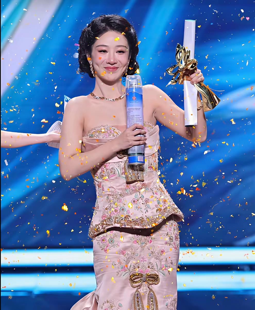杨紫在几位实力雄厚的提名者中脱颖而出，笑到最后，拿到白玉兰最佳女主角奖，不仅打了