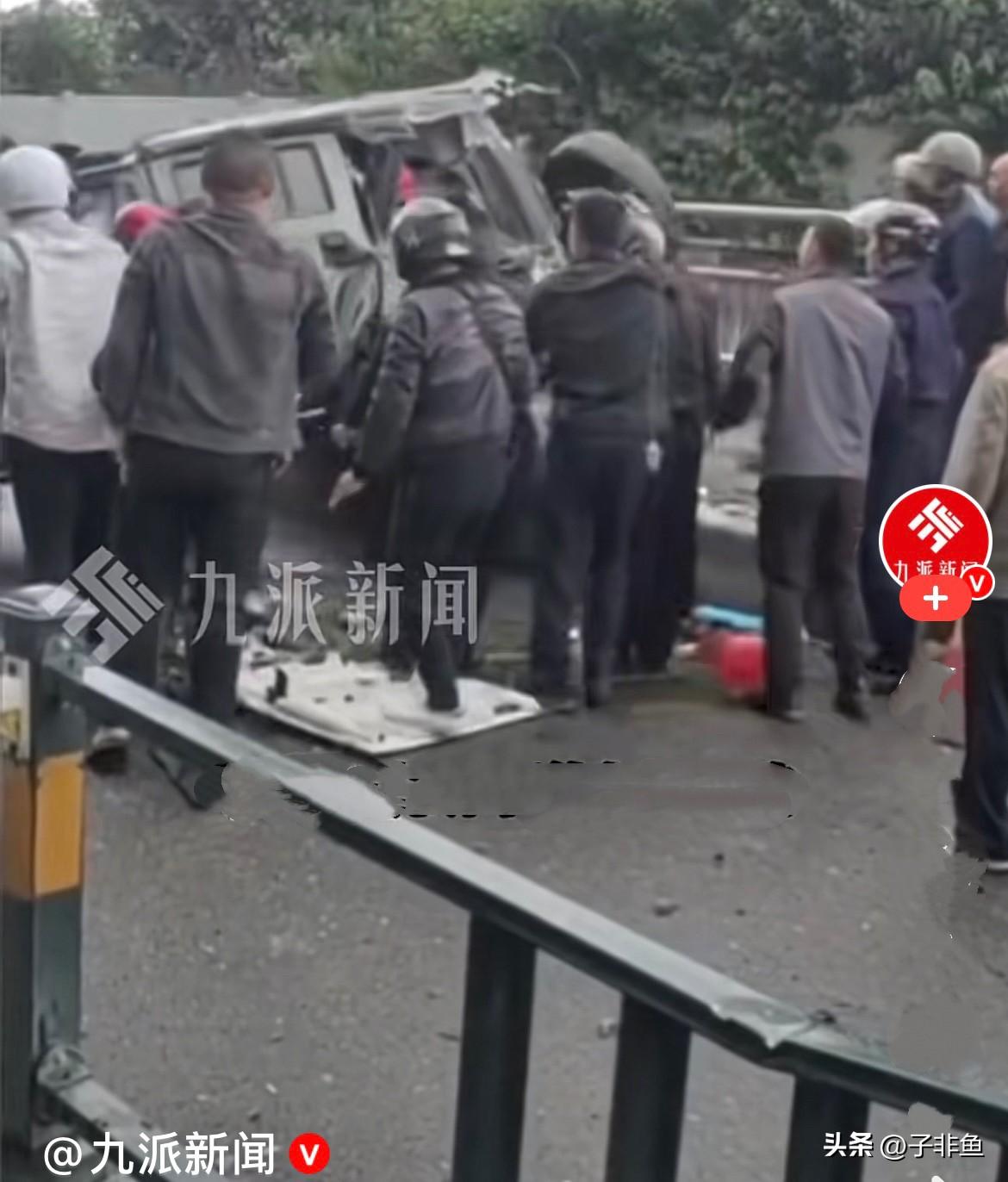 近日，四川成都29岁男子蒋某某驾驶越野车在高架桥上行驶。不知什么原因，车辆撞上护