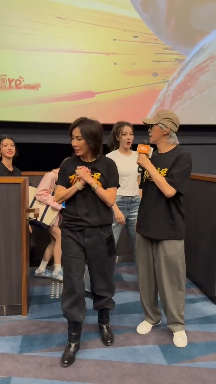 小巴巴在哇什么另外好清楚的一声＂姐姐＂人群中一眼看到迪丽热巴迪丽热巴香港造型