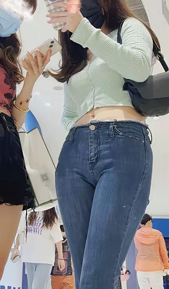 谁懂啊！春天的公园真的自带柔光滤镜🌿
风里裹着青草的清香和晚樱的甜，阳光穿过红