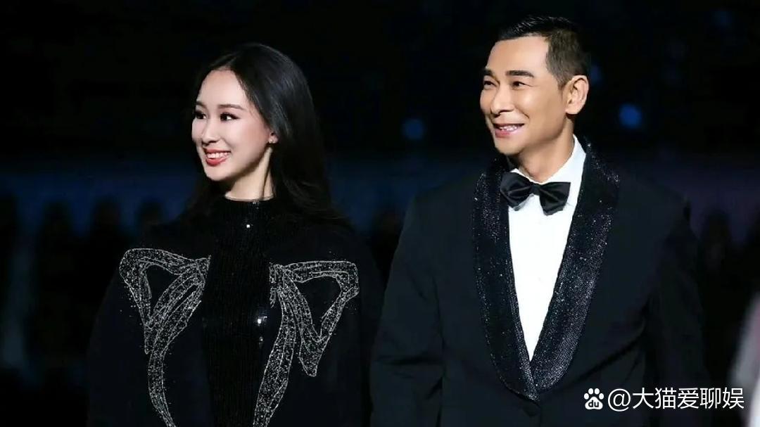 赵文卓携大女儿玫瑰首登T台，很多网友直呼玫瑰像黄圣依。赵文卓长得太正派，连走秀也