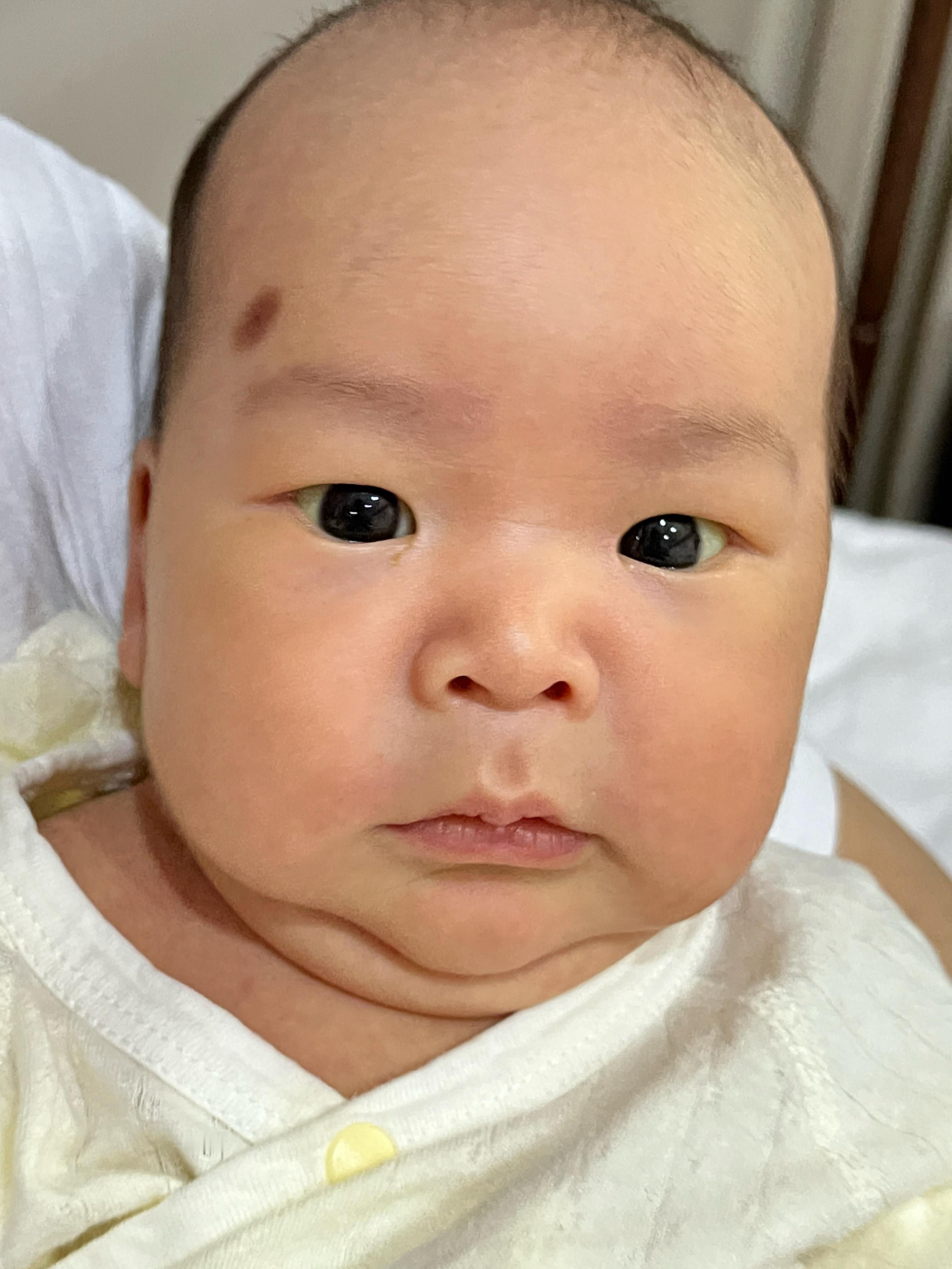 那天说好的（），等兜哥满月那天再跟他爹比一下颜值。。。这么一看，还真是亲生的哈[