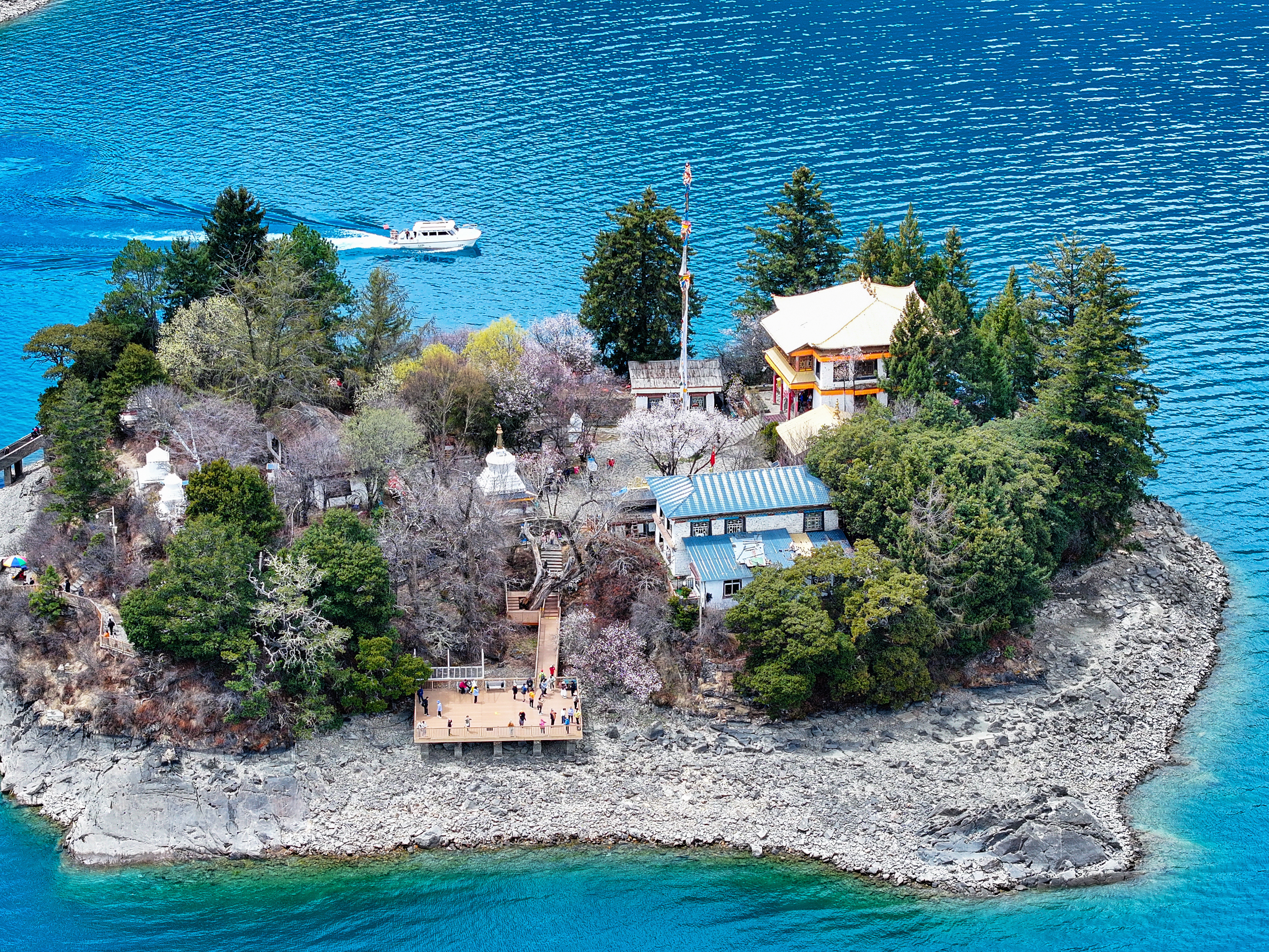 春天，从林芝工布江达开始。桃花节开幕式上，粉色花瓣飘落肩头，工布箭歌随之响起，这