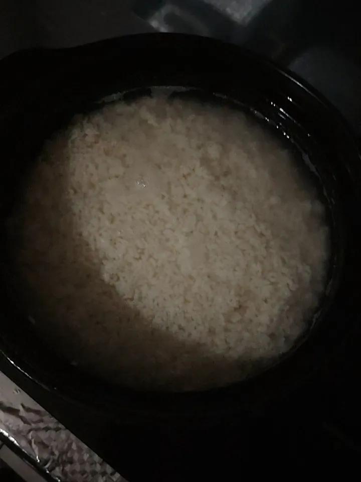 真是不懂了，同时拌酒曲做的糯米酒，用砂锅装的米酒酸中微甜，用塑料瓶装的米酒早上没