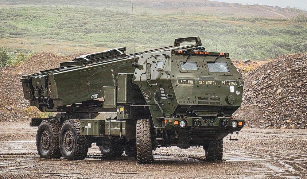隶属于第 11 空降师“北极天使”第 17 野战炮兵旅的美国陆军 M142 高机