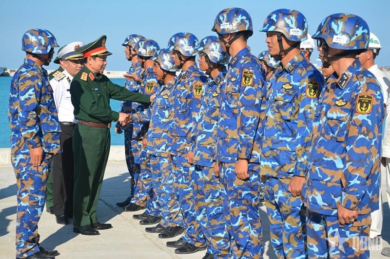 越军总政治局工作团窜访越占我南沙岛礁
越南人民军队报报道，4月13日至21日由越