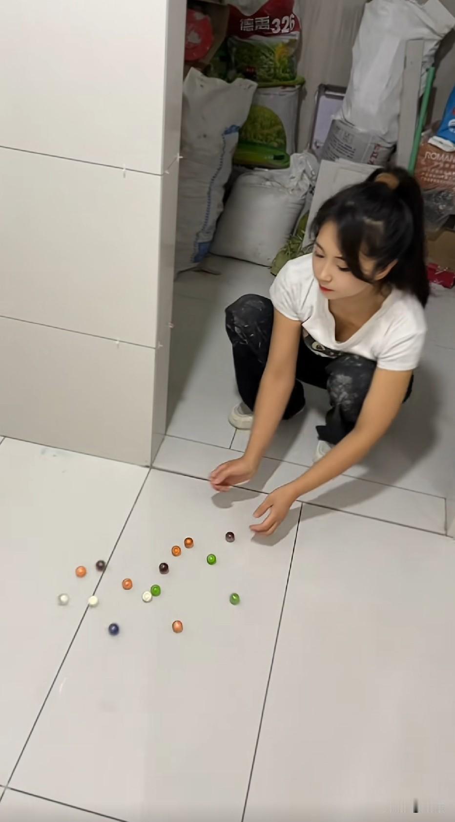 这么大的人了，还玩玻璃球