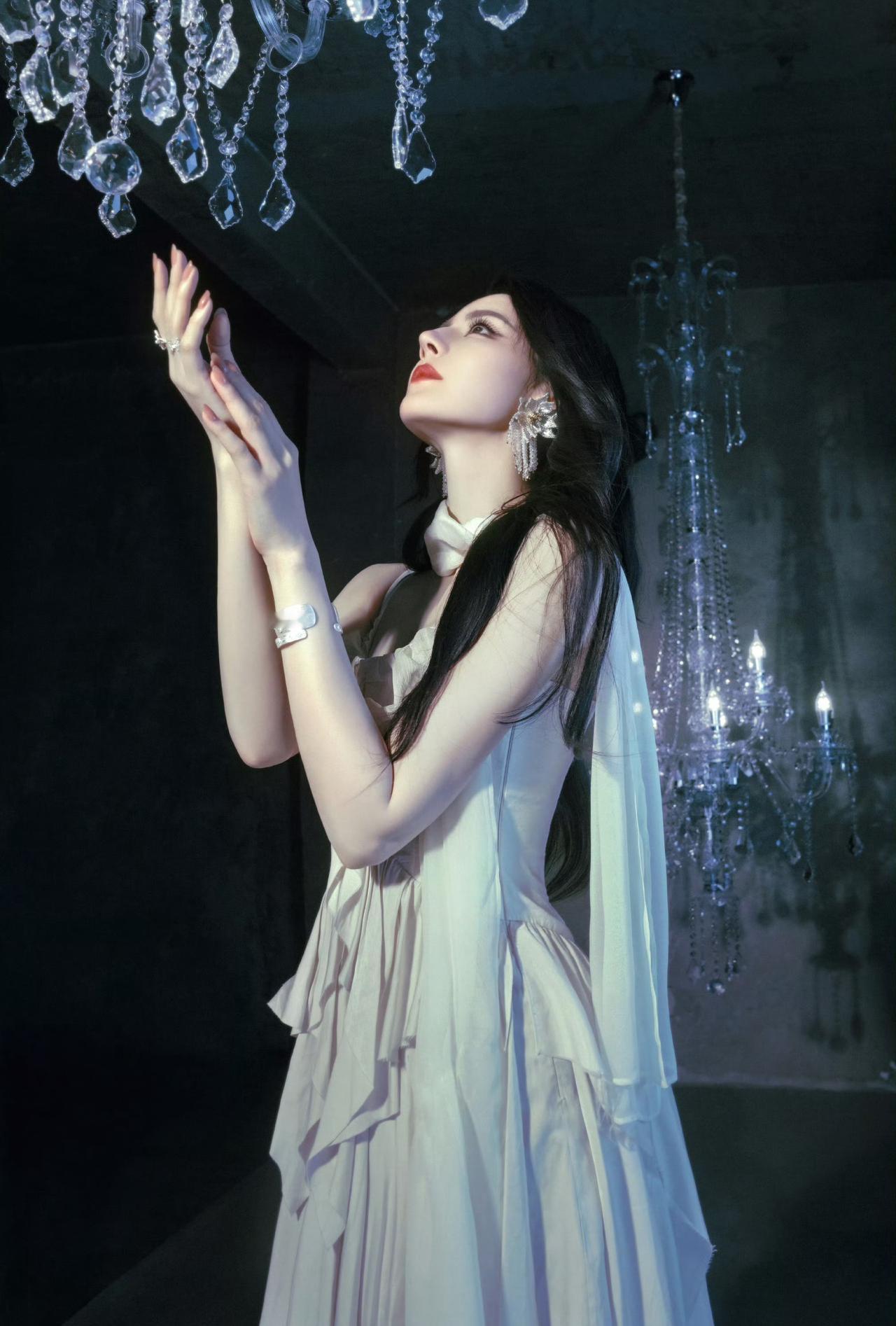 白裙以纯白薄纱搭配层叠荷叶边剪裁，肩部线条与不规则裙摆凸显清冷仙气。工作室官方描