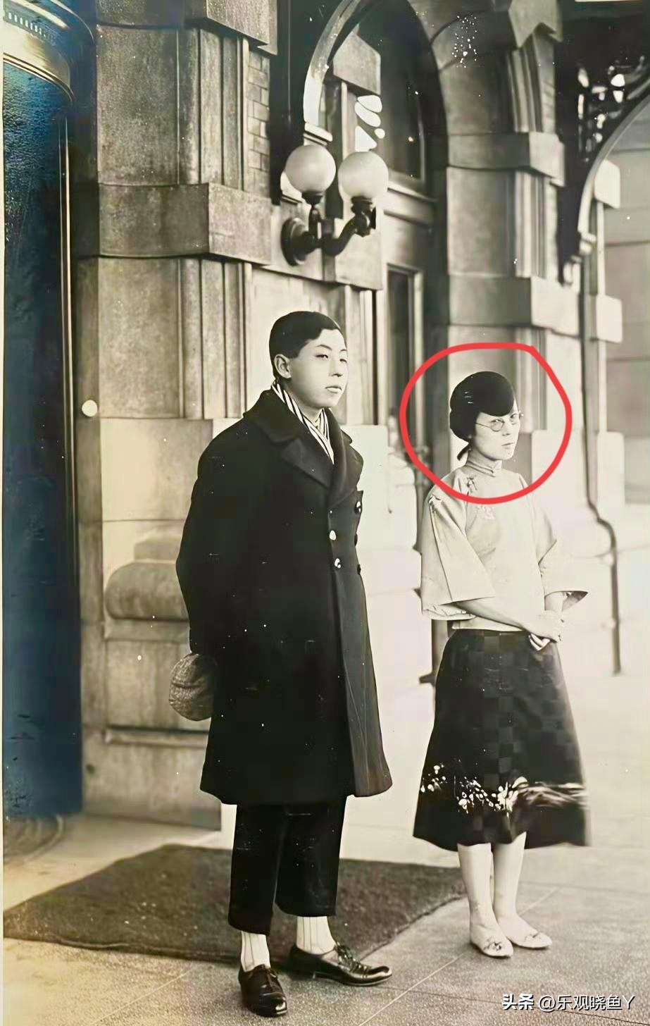 一九二七年，在天津的张学良。这可不是演戏，大伙儿都好好瞧瞧！确是货真价实的本人。