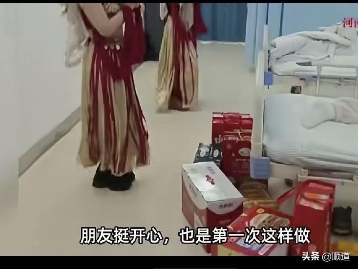 近日安徽亳州的姚先生朋友病了住院。
他去看望朋友，不但带了礼品，还带来两个跳舞的