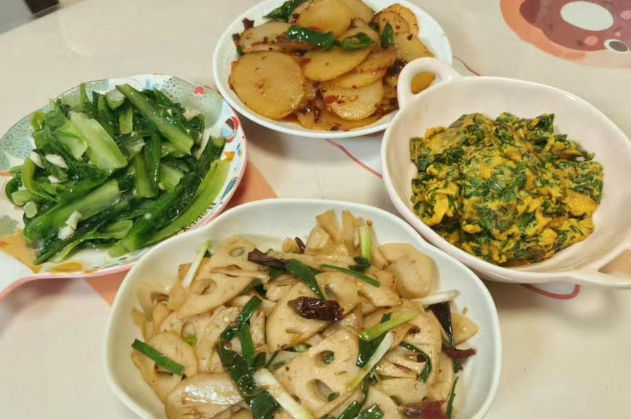 前阵子我去朋友家吃饭，她炖了一锅排骨。当时她从下午三点就开始忙活，焯水、炒糖色、