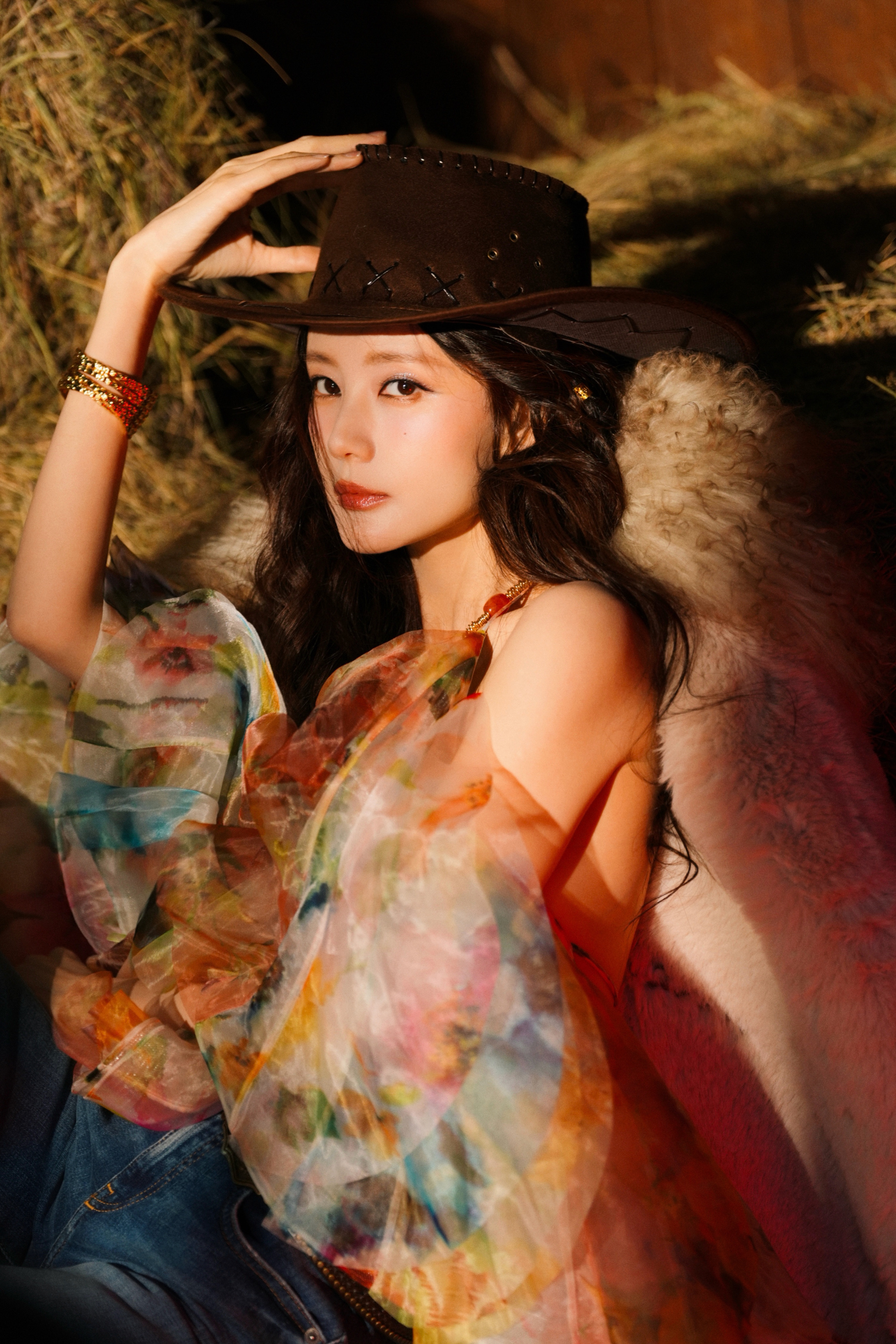 李一桐 牛仔风 牛仔帽一戴甜酷感拉满，明媚又随性，野性与温柔兼具，鲜活洒脱的状态